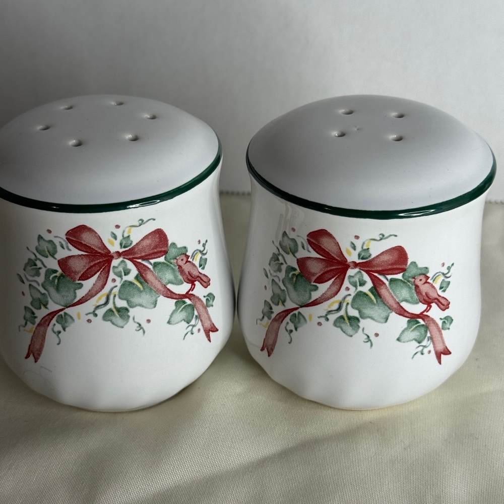 Corelle Coordinates Holiday Ribbon Salt Pepper Shakers Green‎ Trim Christmas Bow